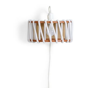 Bílá nástěnná lampa s dřevěnou konstrukcí EMKO Macaron, délka 30 cm