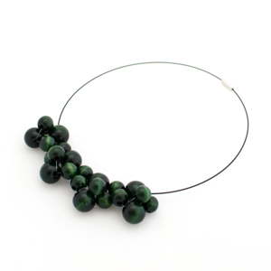 Tmavě zelený dřevěný náhrdelník Ko–ra–le Bubbles