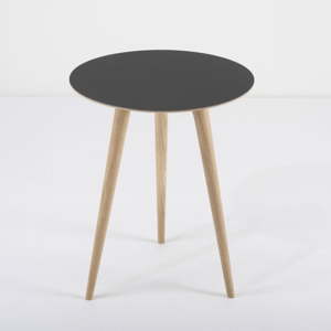 Příruční stolek z dubového dřeva s černou deskou Gazzda Arp, ⌀ 45 cm