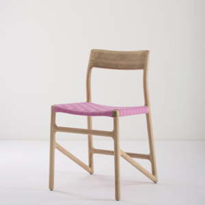 Jídelní židle z masivního dubového dřeva s růžovým sedákem Gazzda Fawn