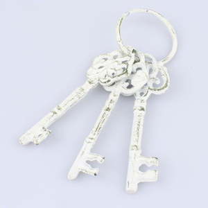 Bílé dekorativní litinové klíče Dakls