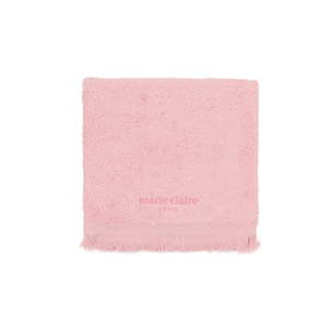 Růžový ručník na ruce Marie Claire