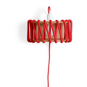 Červená nástěnná lampa s dřevěnou konstrukcí EMKO Macaron, délka 30 cm
