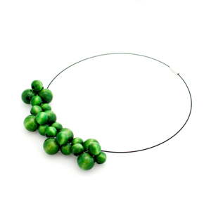 Zelený dřevěný náhrdelník Ko–ra–le Bubbles